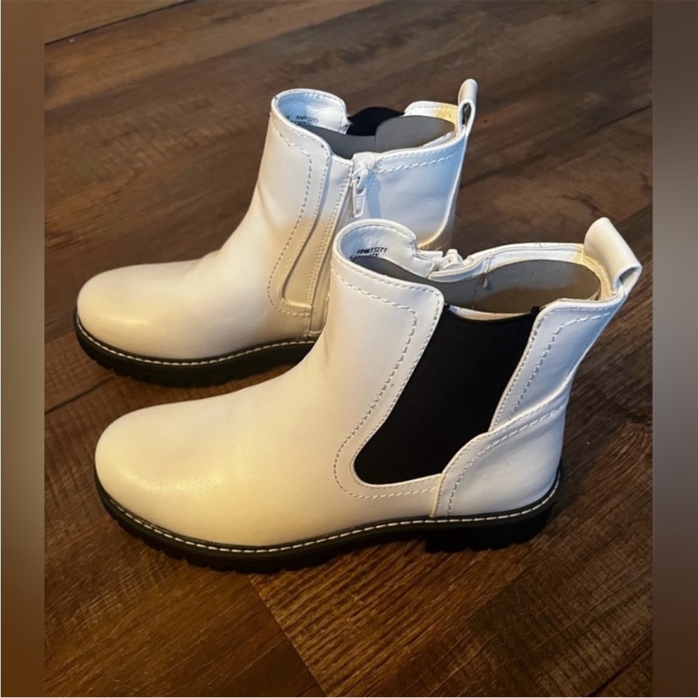 Stylish White Ankle Boots with side zipper. New with tags. Women’s size 9